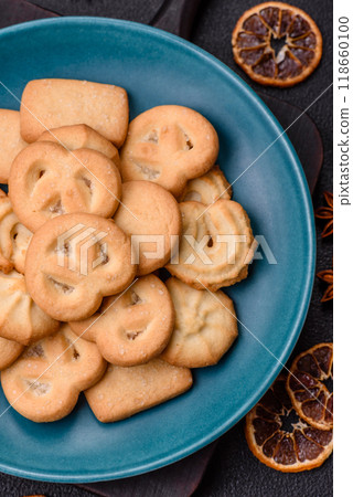 Delicious fresh sweet crispy butter cookies on a dark background 118660100