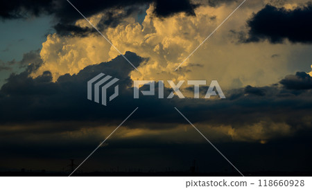 積雨雲在夕陽下閃閃發光 118660928