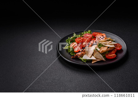 Delicious fresh caesar salad with salmon, lettuce, tomatoes and egg 118661011