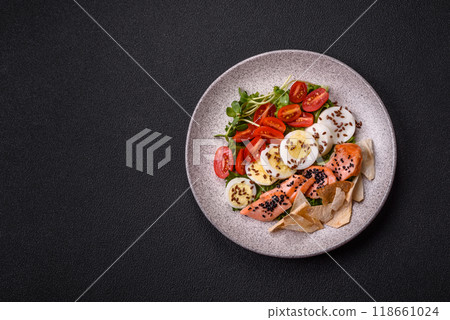 Delicious fresh caesar salad with salmon, lettuce, tomatoes and egg 118661024