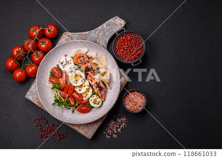 Delicious fresh caesar salad with salmon, lettuce, tomatoes and egg 118661033