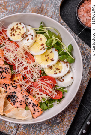 Delicious fresh caesar salad with salmon, lettuce, tomatoes and egg 118661042