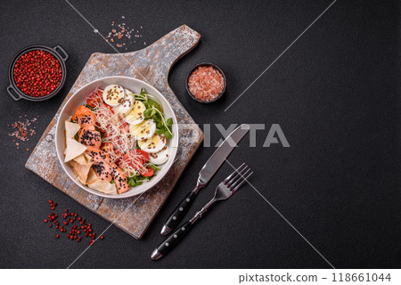 Delicious fresh caesar salad with salmon, lettuce, tomatoes and egg 118661044