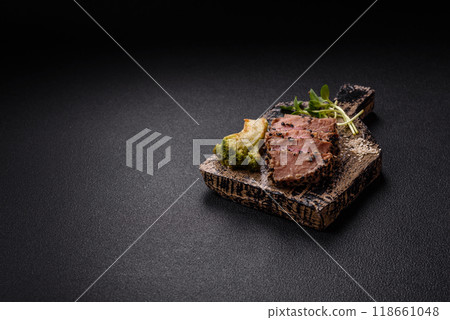 Bowl with slices of baked tuna with broccoli, tomatoes and fusili pasta 118661048