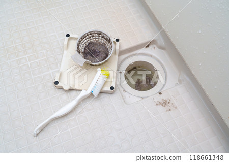 Dirty drain in the bathroom 118661348