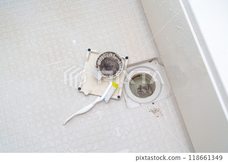 Dirty drain in the bathroom 118661349