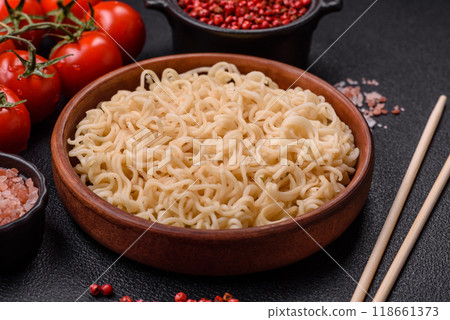 Rice noodles with mushrooms, vegetables, spices and herbs 118661373