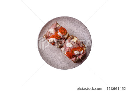 Sandwich with brioche bun, roast beef, tomatoes, stracciatello Sandwich with brioche bun, roast beef, tomatoes, stracciatello 118661462