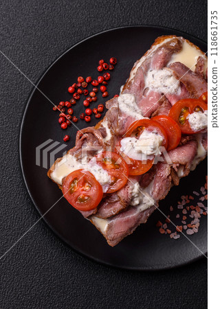 Sandwich with brioche bun, roast beef, tomatoes, stracciatello Sandwich with brioche bun, roast beef, tomatoes, stracciatello 118661735
