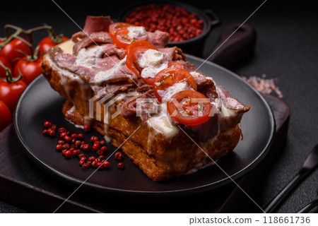 Sandwich with brioche bun, roast beef, tomatoes, stracciatello 118661736