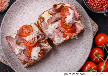 Sandwich with brioche bun, roast beef, tomatoes, stracciatello Sandwich with brioche bun, roast beef, tomatoes, stracciatello 118661758