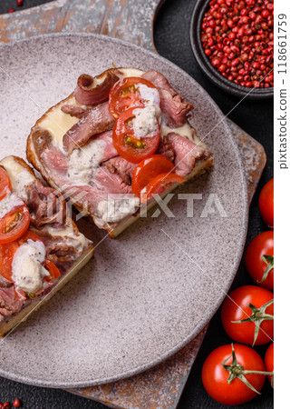 Sandwich with brioche bun, roast beef, tomatoes, stracciatello Sandwich with brioche bun, roast beef, tomatoes, stracciatello 118661759