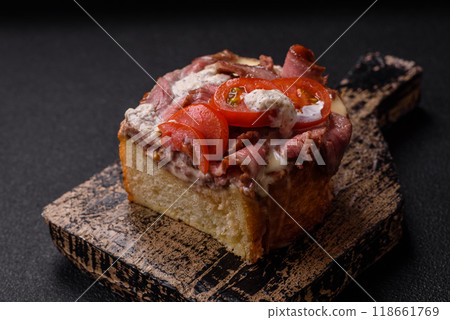 Sandwich with brioche bun, roast beef, tomatoes, stracciatello Sandwich with brioche bun, roast beef, tomatoes, stracciatello 118661769