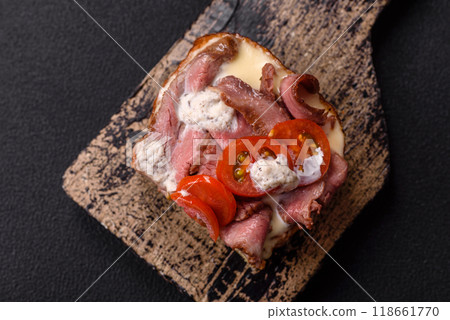 Sandwich with brioche bun, roast beef, tomatoes, stracciatello Sandwich with brioche bun, roast beef, tomatoes, stracciatello 118661770