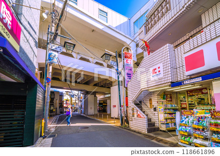 日本九月的川崎城市景觀。高架鐵軌下的二子新地站東口、站前商店街、二子大通商店街等景觀 日本九月的川崎城市景觀。高架鐵軌下的二子新地站東口、站前商店街、二子大通商店街等景觀 118661896