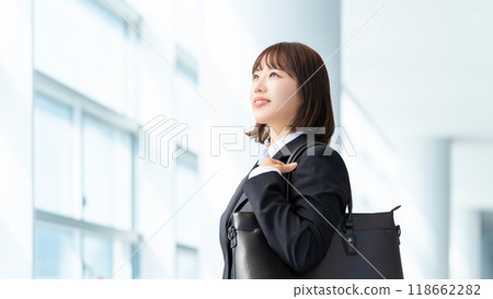 Young women job-hunting and new employees 118662282