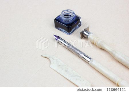 Vintage pen and inkwell on paper background 118664131