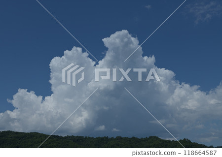 北斗市白州町，夏日天空中高高升起的雷雲 118664587
