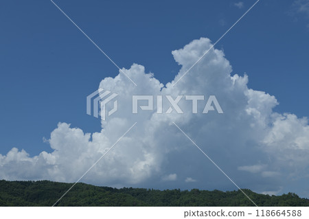 北斗市白州町，夏日天空中高高升起的雷雲 118664588