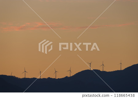 Sunrise and wind power propellers (Yamato Town, Kumamoto Prefecture) Sunrise and wind power propellers (Yamato Town, Kumamoto Prefecture) 118665438