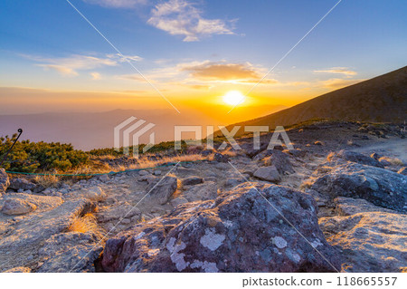 [Sunrise material] Sunrise seen from Mt. Iodake in early winter [Nagano Prefecture] 118665557