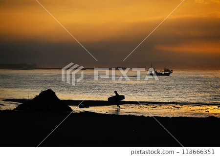 Surfer silhouette at dawn 118666351