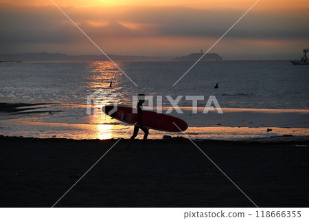 Surfer silhouette at dawn 118666355
