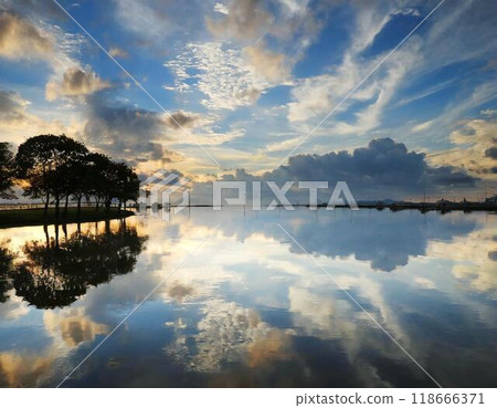 美麗的黎明自然漸層天空和反光水壁紙背景 118666371