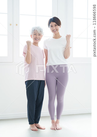 資深女性和教練做瑜珈（拳頭姿勢） 118666598