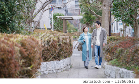 冬天在公園約會的情侶（冬衣、外套、夾克） 118666612