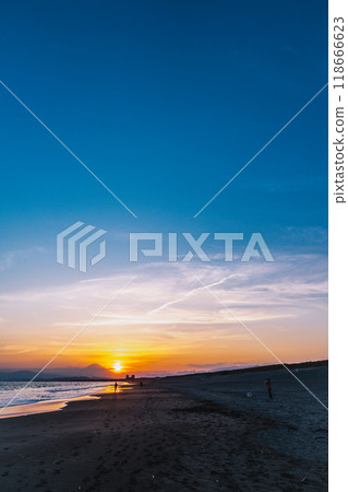 [Kanagawa Prefecture] Beautiful sunset at Kugenuma Beach and Mt. Fuji 118666623