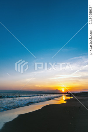 [Kanagawa Prefecture] Beautiful sunset at Kugenuma Beach and Mt. Fuji 118666624