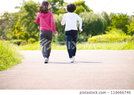 兩名穿著運動服行走的中年婦女的後視圖 118666746
