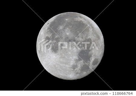 月亮漂浮在夜空中 118666764