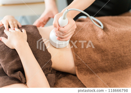 美容師和女性在美容院使用空化美容機進行減肥美容治療 118666798