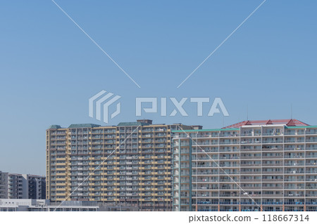 Mansion in the blue sky 118667314