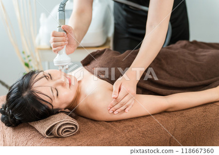 美容師和女性在美容院使用空化美容機進行減肥美容治療 美容師和女性在美容院使用空化美容機進行減肥美容治療 118667360