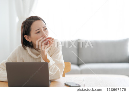 看著電腦時表情思考的女人 看著電腦時表情思考的女人 118667576