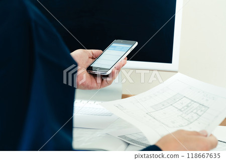 操作智能手機的工作服的人 118667635