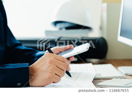 操作智能手機的工作服的人 118667655