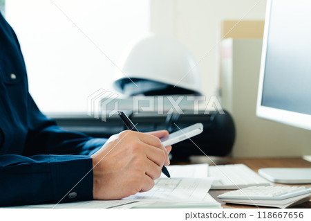 操作智能手機的工作服的人 118667656