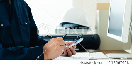 操作智能手機的工作服的人 118667658