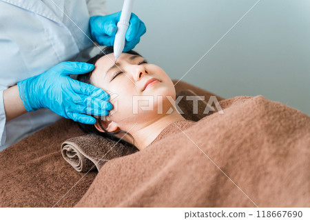 永久化妝標記/設計/眉毛沙龍/眉毛沙龍/美容眉毛沙龍的女性調整眉毛 118667690