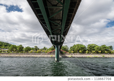 Uji River: Asagiri Bridge seen from the riverbank, Uji City, Kyoto Prefecture 118667708