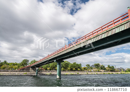 Uji River: Asagiri Bridge seen from the riverbank, Uji City, Kyoto Prefecture 118667710