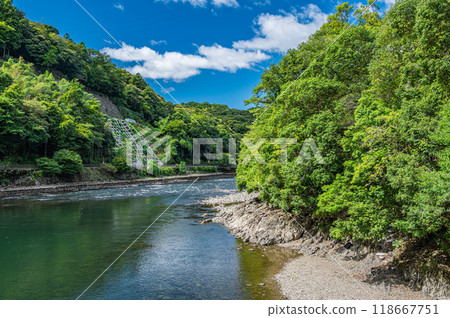 從天瀨橋上眺望宇治川的景色 118667751