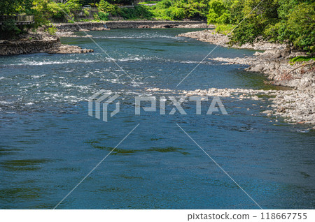 從天瀨橋上眺望宇治川的景色 118667755