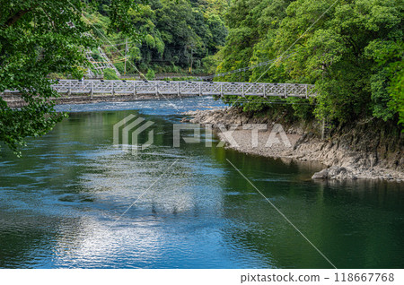 橫跨宇治川的吊橋 天瀨大橋 京都府宇治市 橫跨宇治川的吊橋 天瀨大橋 京都府宇治市 118667768