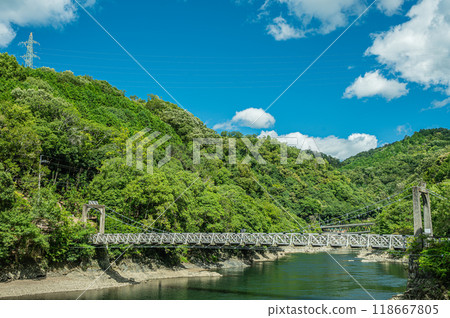 橫跨宇治川的吊橋 天瀨大橋 京都府宇治市 橫跨宇治川的吊橋 天瀨大橋 京都府宇治市 118667805