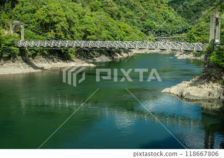 橫跨宇治川的吊橋 天瀨大橋 京都府宇治市 118667806